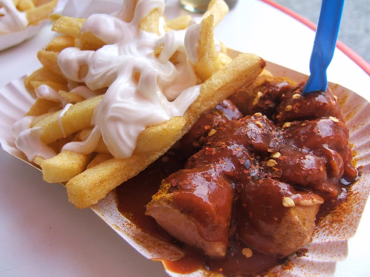 Currywurst (xúc xích cà ri) là món nhất định phải ăn khi đến Berlin, Đức. Món ăn này được chế biến từ xúc xích heo rán cắt miếng, hòa cùng với một loại nước sốt giống như cà ri.