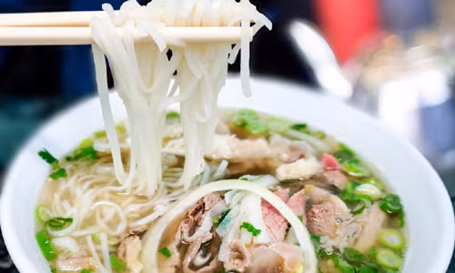 Món phở của Việt Nam lọt top những món ăn phải thử một lần trong đời. Khi thưởng thức tô phở bò nóng hổi, thơm ngon, thực khách sẽ khó lòng cưỡng lại sức hấp dẫn của món ăn này.