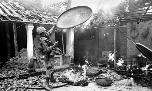 Lính Mỹ thiêu rụi mọi đồ đạc, vật dụng trong một căn nhà ở ngôi làng gần Tam Kỳ ngày 27/10/1967.