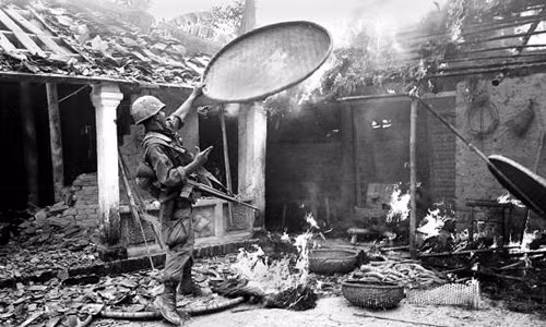 Lính Mỹ thiêu rụi mọi đồ đạc, vật dụng trong một căn nhà ở ngôi làng gần Tam Kỳ ngày 27/10/1967.