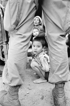 Hình ảnh người mẹ cùng hai con nhỏ hoang mang, sợ hãi khi đối diện lính Mỹ trước nơi ở của họ tại Bồng Sơn ngày 28/9/1966. Ảnh chụp của nhiếp ảnh gia Henri Huet.