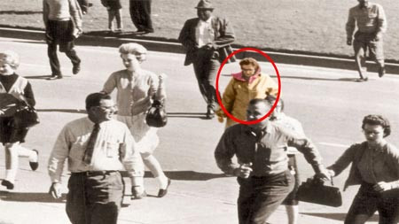 Một phụ nữ đeo khăn trùm đầu Babushka xuất hiện trong nhiều bức ảnh và các đoạn băng ghi hình trong thời điểm xảy ra vụ ám sát Tổng thống Mỹ John F. Kennedy năm 1963. Cục điều tra liên bang Mỹ (FBI) đã truy tìm người phụ nữ bí ẩn này trong nhiều năm nhưng chưa bao giờ tìm ra danh tính, nhân dạng của người này.