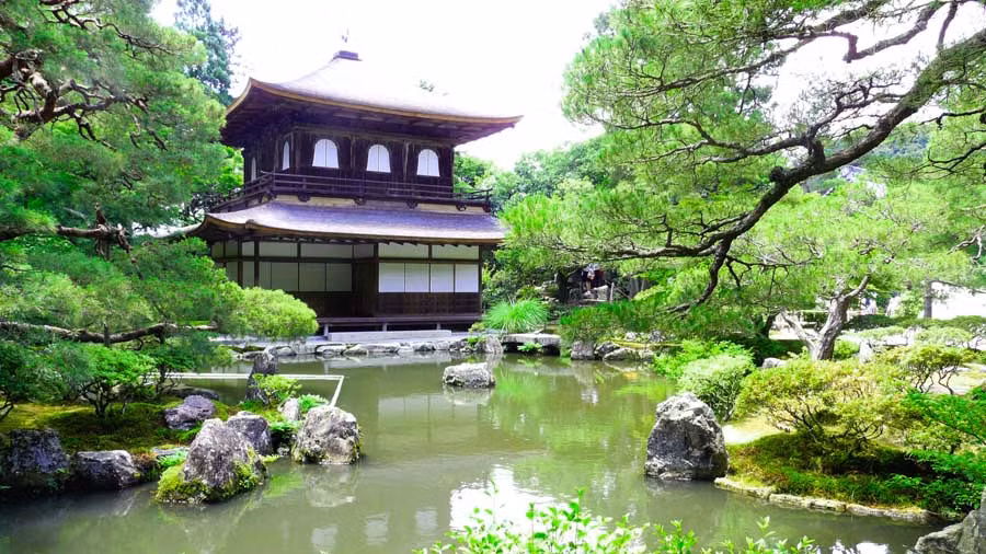 Đền bạc Ginkakuji ở Kyoto được thiết kế với mục đích ban đầu là để làm khu biệt thự nghỉ dưỡng dành cho tướng quân Ashikaga Yoshimasa thuộc thời đại Muromachi (1392 - 1573). Đến năm 1485, tướng quân Yoshimasa trở thành một vị sư và ngôi đền Ginkakuji từ đó trở thành đền thờ Phật giáo.