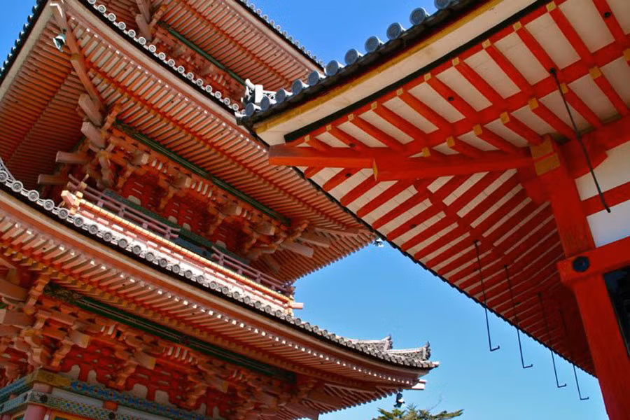 Kiyomizu Dera là ngôi chùa nổi tiếng nhất ở cố đô Kyoto. Được xây dựng vào năm 778, chùa Kiyomizu Dera được UNESCO công nhận là di sản văn hóa thế giới năm 1994.