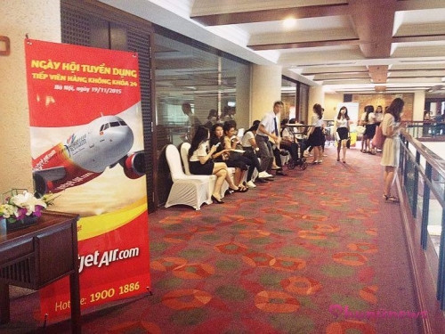 Từ sáng sớm khu vực tổ chức thi tuyển tiếp viên hàng không đã khá đông thí sinh tới đăng ký, nộp hồ sơ, với trang phục dự thi là nữ váy đen sơ mi trắng, nam sơmi trắng phối cà vạt và quần tây đen. Dàn trai xinh gái đẹp nổi bật đã thu hút không ít sự chú ý của mọi người khi đi qua sảnh khách sạn.