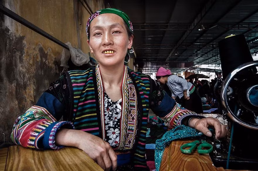 Vẻ đẹp của phụ nữ vùng cao trong trang phục truyền thống.