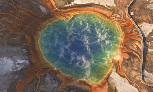 Tên gọi của The Grand Prismatic Spring - suối nước nóng lớn nhất Mỹ được đặt theo màu sắc nổi bật mà chúng hòa quyện bao gồm: xanh da trời, xanh lá cây, vàng, cam, vàng, đỏ và nâu, gần giống như một dải cầu vồng rực rỡ. Nguyên nhân khiến suối phun này có màu sắc ấn tượng như vậy là do các thảm vi khuẩn sắc tố phát triển trong dòng nước giàu khoáng chất và độ sặc sỡ của suối cũng phụ thuộc vào tỷ lệ chất diệp lục và thời tiết.
