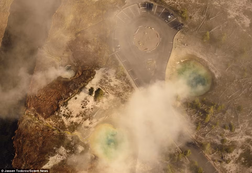 Công viên quốc gia Yellowstone rộng khoảng 9.000 km2 và sở hữu gần 2/3 mạch nước ngầm trên thế giới.