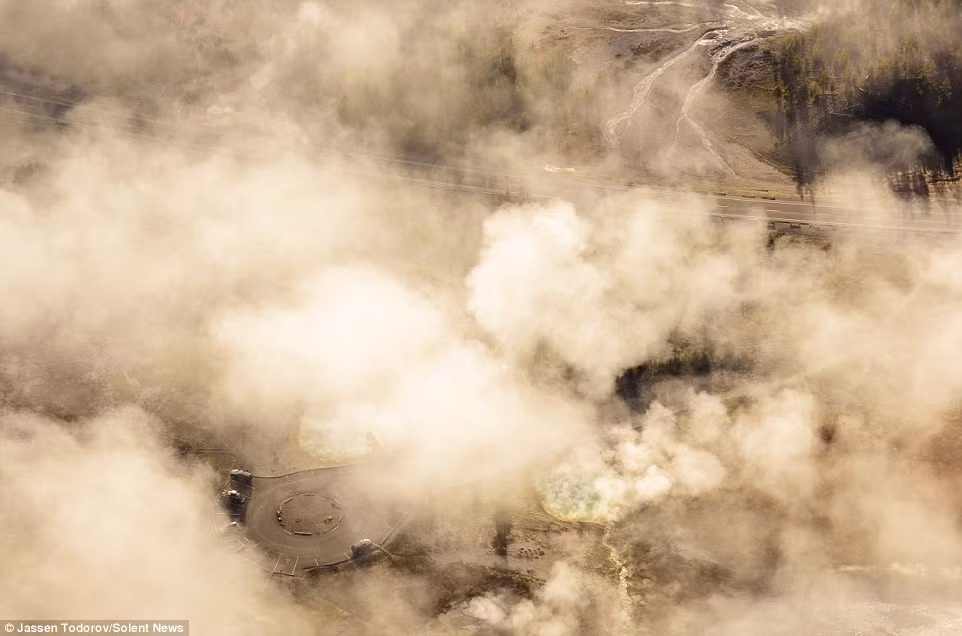 Ông Todorov chia sẻ đây là một kỳ diệu và là một trong những điểm đến yêu thích của ông. Ngoài The Grand Prismatic Spring, Công viên quốc gia Yellowstone còn có khá nhiều suối phun khác tạo nên cảnh quan độc đáo. Các suối nóng tỏa hơi nước mù mịt tạo nên khung cảnh như chốn thần tiên.