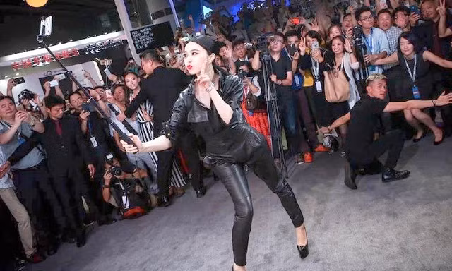 Sự xuất hiện của Phạm Băng Băng - ngôi sao hàng đầu làng giải trí thu hút sự chú ý đặc biệt của khách xem show. Phạm Băng Băng cũng rất tích cực giao lưu. Cô còn chụp ảnh selfie cùng đám đông người hâm mộ.