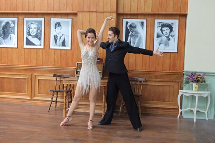 Chi Pu là cô gái thông minh khi biết tận dụng thế mạnh nghề nghiệp vào những hóa thân đầy nội tâm để khỏa lấp những nhược điểm trong bước nhảy.