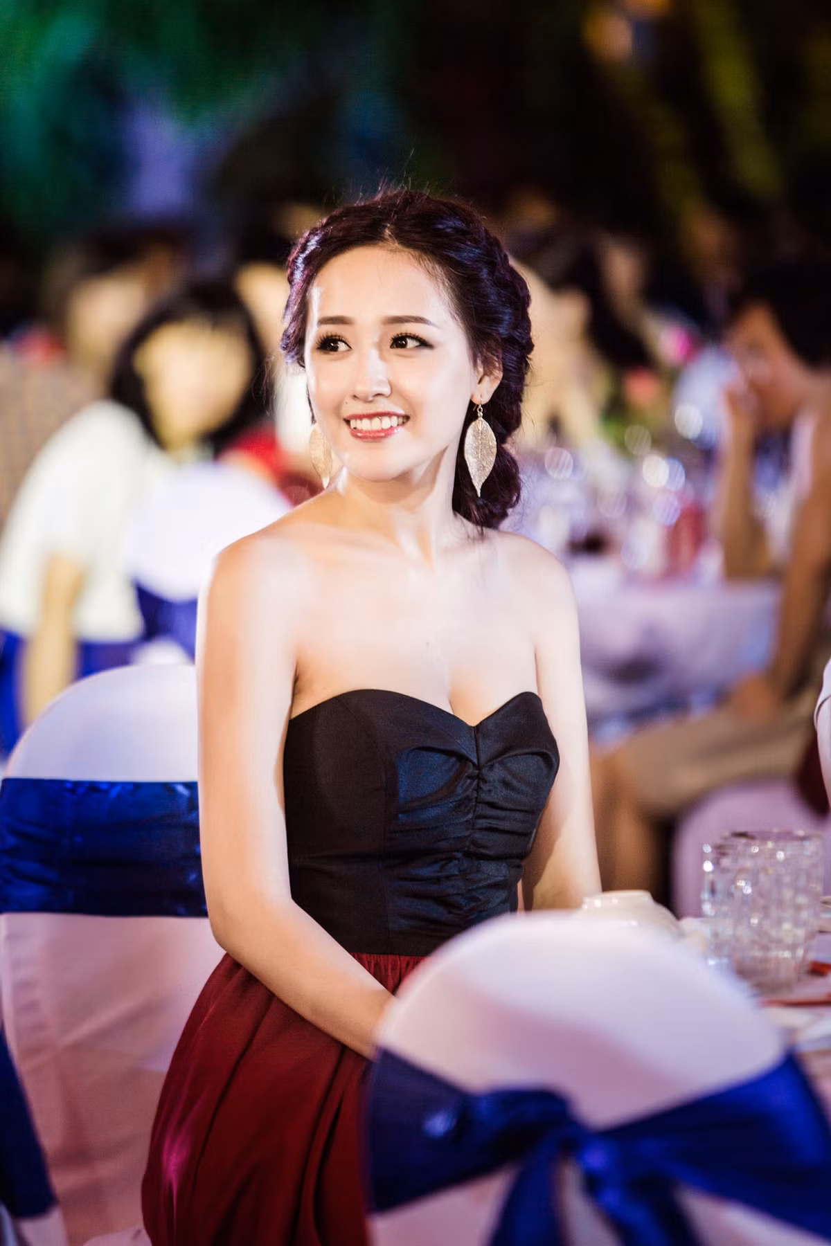 Hoa hậu Việt Nam 2006 diện chiếc đầm dạ hội đỏ đen thiết kế đơn giản nhưng tôn lên vẻ đẹp quý phải.