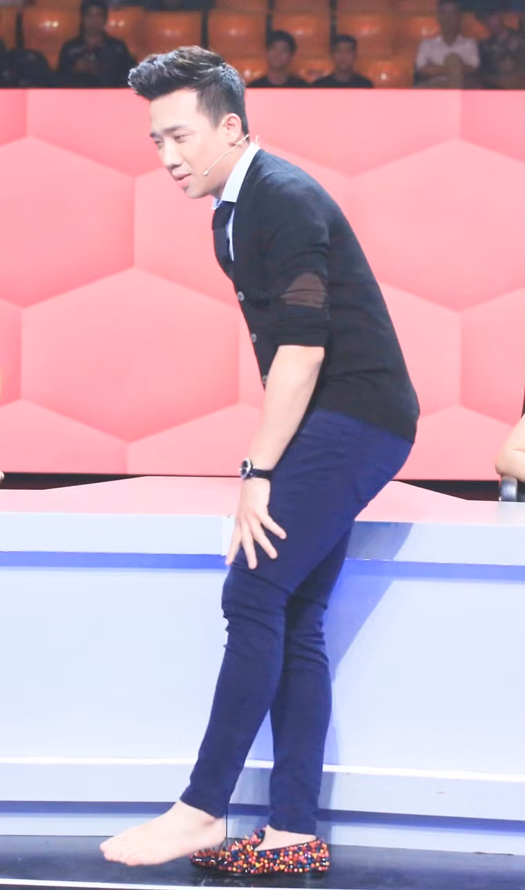 MC Trấn Thành khá tội nghiệp khi phải tạo dáng chân đất trên sóng truyền hình.