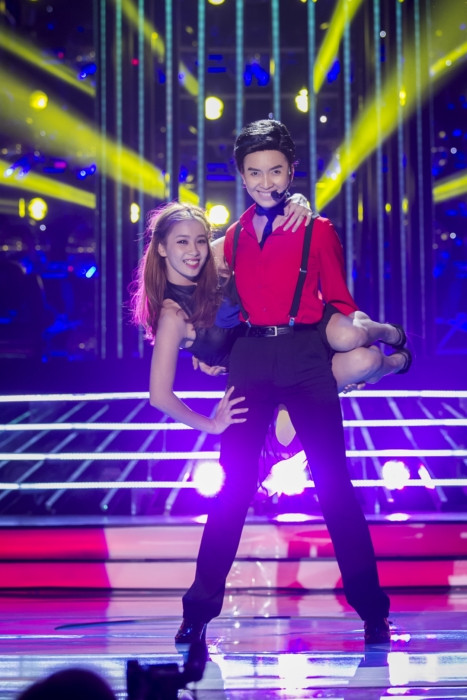 Ái Phương hoàn toàn lột xác khỏi hình ảnh nữ tính khi hóa thân thành ca sĩ - vũ công Nguyễn Hưng qua ca khúc "Bánh xe lãng tử". Đây được xem là thử thách khó nhằn với nữ ca sĩ này với vũ đạo khó và nhiều màn bê đỡ khi phải hóa thân thành nam.