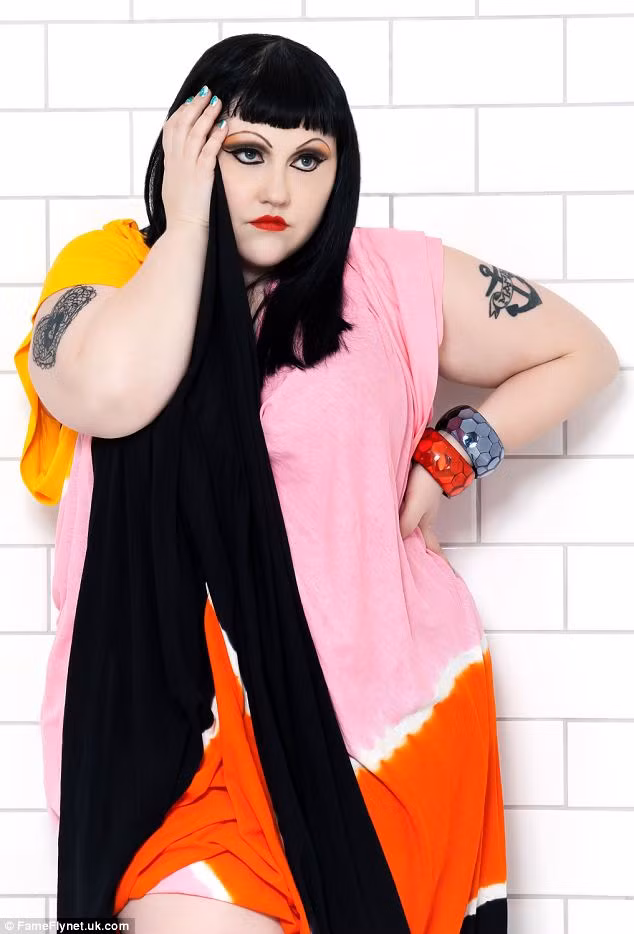 Beth Ditto từng xuất thân là một ca sĩ nhạc rock trong nhóm nhạc The Gossip đình đám. Vẻ ngoài đặc biệt được giới chuyên môn gọi là “búp bê béo bự” đã giúp Beth Ditto chạm tới đỉnh cao của sự nghiệp người mẫu. Điểm đặc biệt, vào tháng 2/2009, cô nàng đã gây chấn động thế giới bởi bức ảnh nude khoe thân hình đẫy đà của mình trên tạp chí Love.