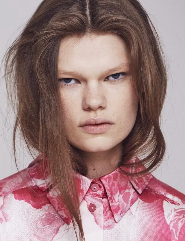 Tuy nhiên, bằng nỗ lực không ngừng nghỉ và được chú ý bởi chính những yếu tố đó, Kelly nhanh chóng trở thành một người mẫu nổi tiếng thế giới.