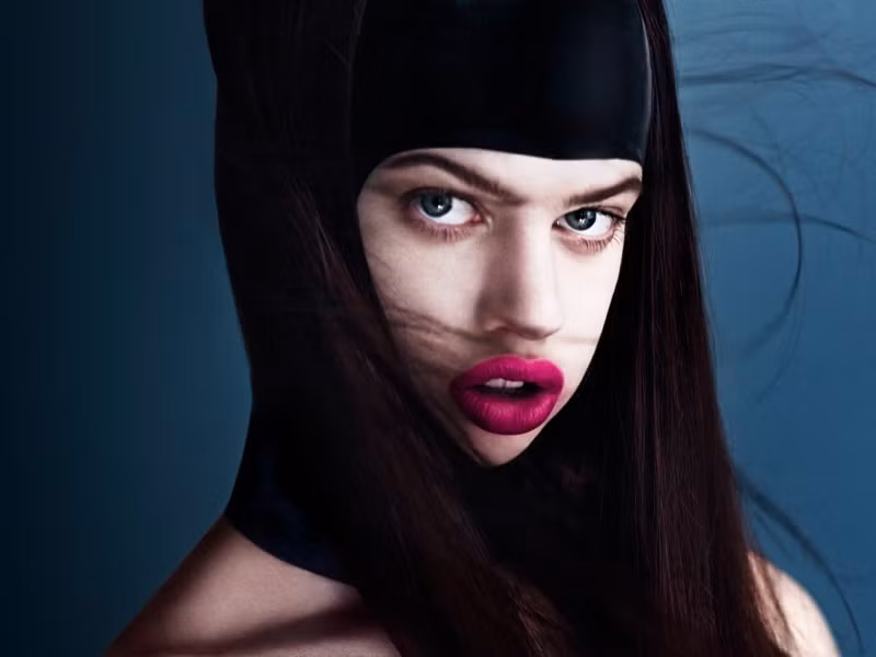 Sinh năm 1994, Lily McMenamy là con gái của siêu mẫu Kristen McMenamy. Lily sở hữu những tố chất người mẫu từ người mẹ với cơ thể có các số đo chuẩn. Thế nhưng khuyết điểm duy nhất chính là miệng của Lily với những chiếc răng hô. Nhiều người đã từng rất “dị ứng” khi thấy khuyết điểm này của cô. Tuy nhiên, chính nó trở thành điểm nổi bật và giúp cô gây ấn tượng trong giới thời trang.