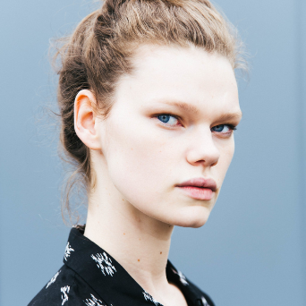 Khuôn mặt của Kelly Mittendorf được đánh giá là ấn tượng với những góc cạnh sắc nét hơp với những khuôn hình thời trang. Kelly đã được chọn là người mẫu mở màn cho show thời trang Xuân - Hè 2012 của tại London và là người kết màn cho show của nhà thiết kế đình đám Marc Jacobs.