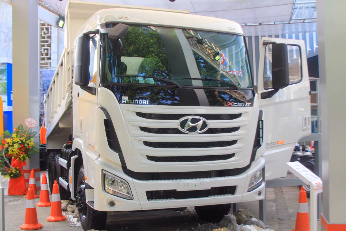 Hiện giá bán của chiếc xe tải Hyundai Xcient tại thị trường Việt Nam khởi điểm từ 1,5 tỷ đồng và giá bán có thể thay đổi tùy theo mức báo giá của các đại lý đưa ra. Tuy nhiên nó khá cao so với mặt bằng chung của các mẫu xe thương mại khác đang có mặt trên thị trường.