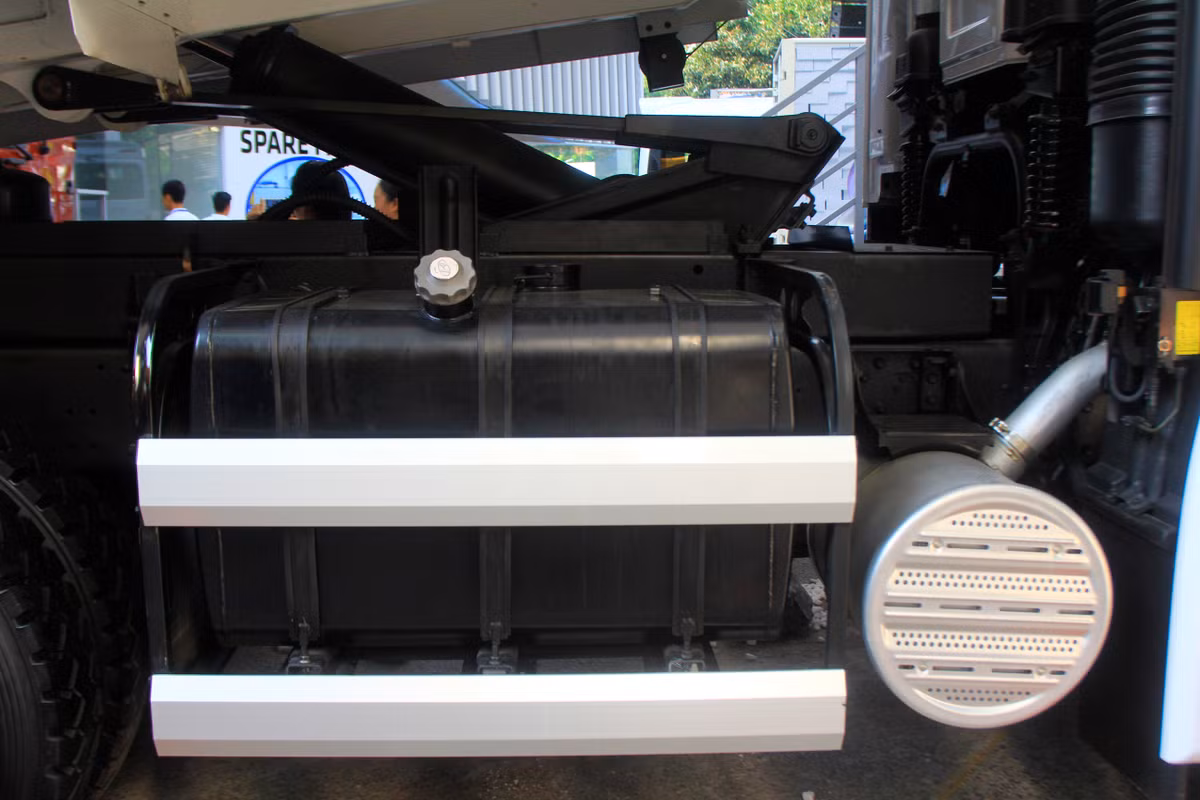 Xe được trang bị khối động cơ dầu diesel turbo tăng áp, D6HB38 4 kỳ, 6 xi-lanh, phun xăng trực tiếp, dung tích 9.960 cm3, công suất 380 mã lực tại 2.000 vòng/phút và mô-men xoắn cực đại 160 Nm tại 2.000 vòng/phút, đi kèm hộp số 6 số tiến 1 số lùi.