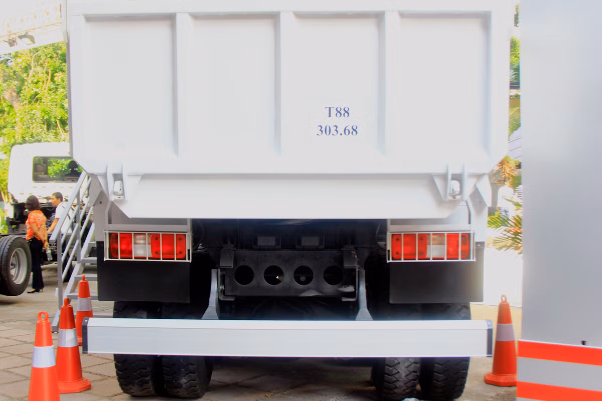 Phần đuôi với cụm đèn hậu dạng hình chữ nhật nằm ngang đặt dưới thùng, phía bên ngoài được bao bọc bởi bộ khung sắt nằm ngang cỡ nhỏ.