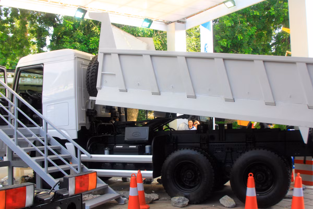 Xcinet có chiều dài cơ sở 4.590 mm, dài 7.636 mm, rộng 2.490 mm và cao 3.350 mm. Xe có trọng lượng 24.000 kg, bánh xe trước đơn sau đôi kích thước lần lượt là 12R225-16PR.