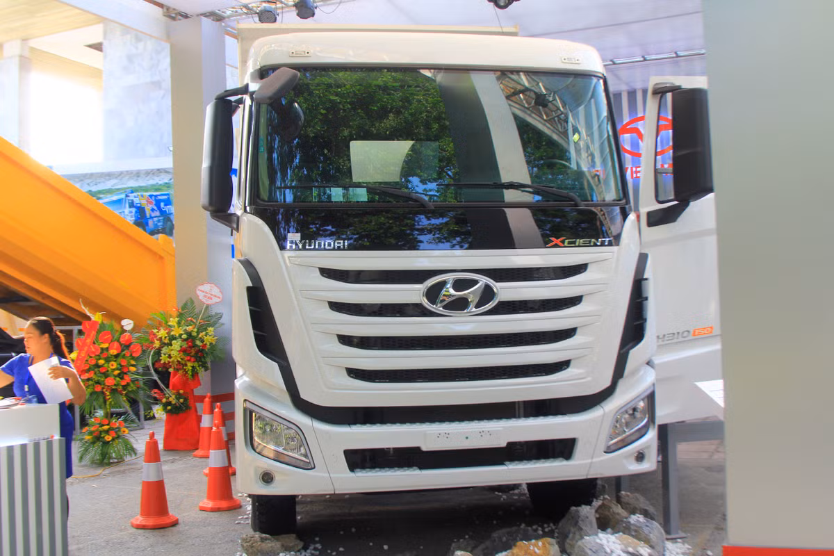 Với giá bán hơn 1,5 tỷ đồng, một câu hỏi đặt ra là liệu chiếc xe tải Hyundai Xcient liệu sẽ thu hút khách hàng tại Việt Nam khi phân khúc này có khá nhiều mẫu xe cùng chủng loại đi kèm giá bán rẻ hơn rất nhiều.