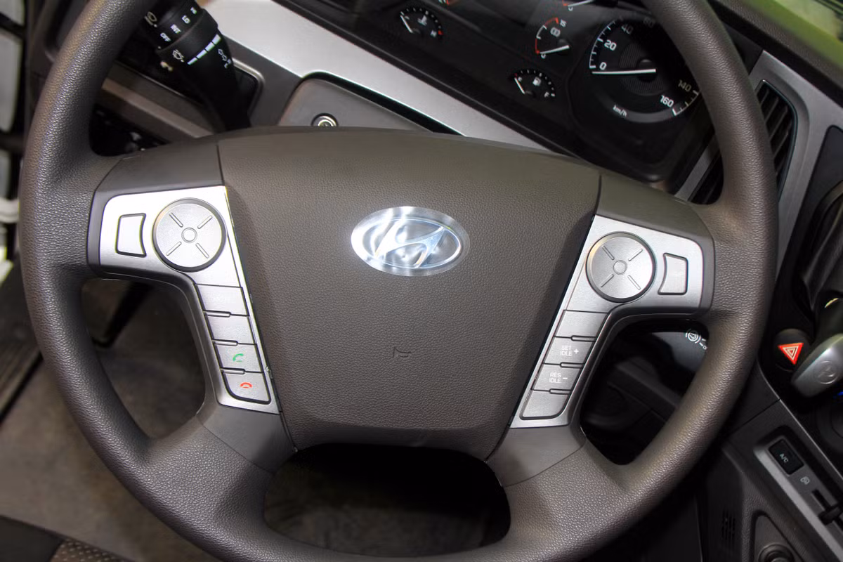 Vô-lăng 4 chấu tích hợp một số phím chức năng như thoại rãnh tay, volume to nhỏ với bề mặt được mạ crôm sáng.