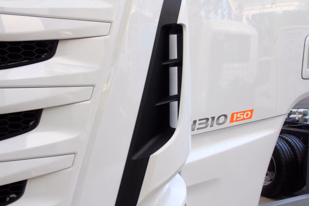 Ngoài ra, hai bên hông của chiếc xe tải Xcient 2016 nổi bật với khe hút gió lớn chia thành 3 tầng bằng nhau, được sơn màu đen trái ngược với tông màu trắng muốt của xe.