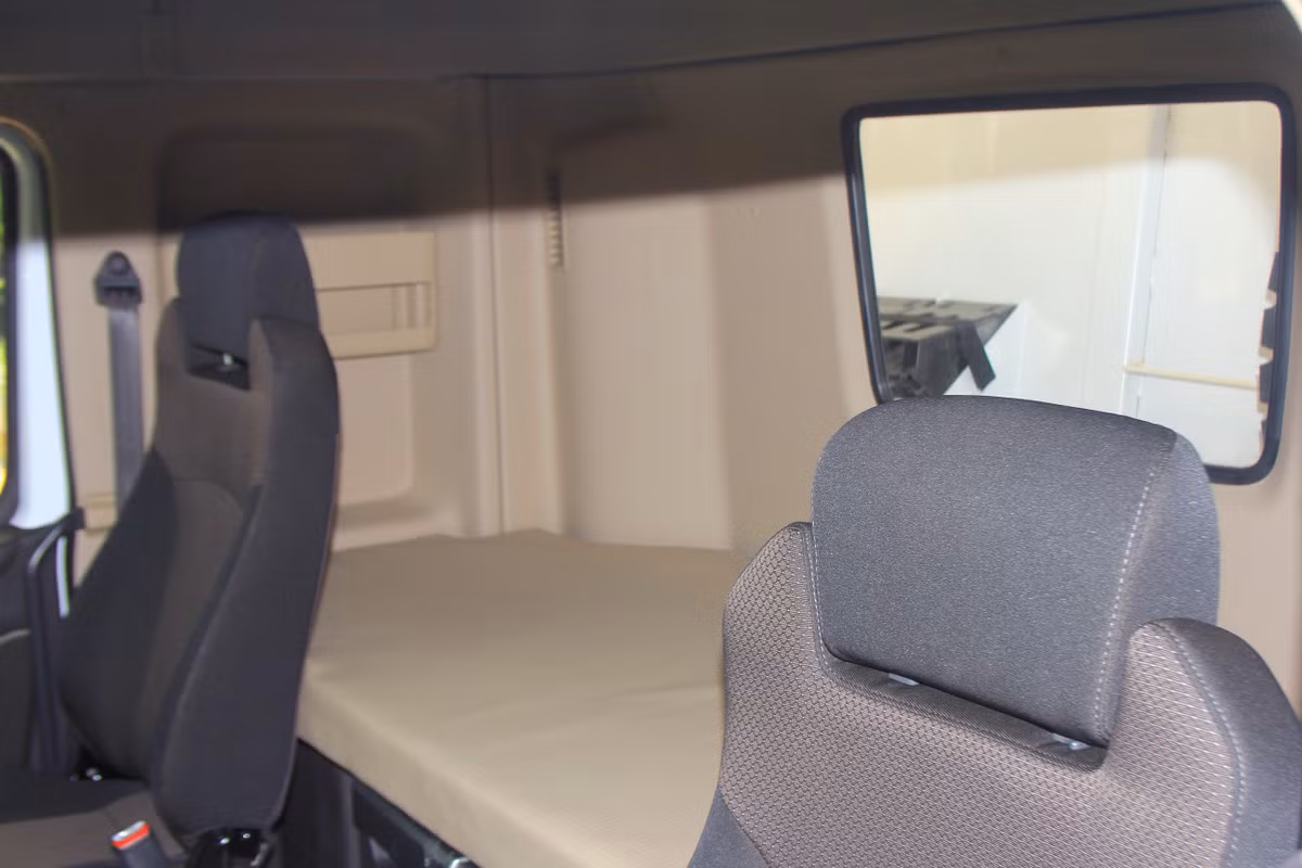 Một hàng ghế phía sau khá rộng có đệm bọc da, có thể nằm vừa hai người có vóc dáng trung bình.