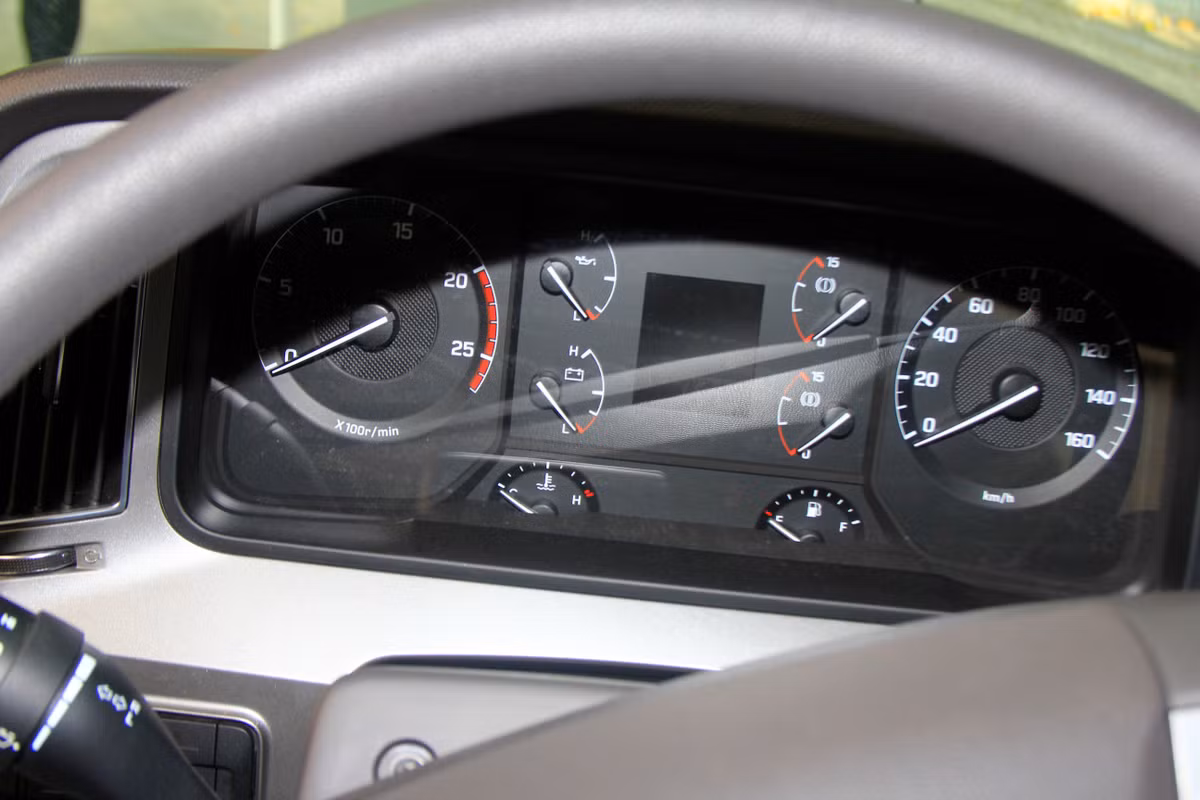 Cụm đồng hồ công tơ mét nằm phía sau tay lái thiết kế khá bắt mắt, hiển thị rõ nét các thông số kỹ thuật cần thiết của xe như tốc độ vòng tua máy, vận tốc, báo xăng,....