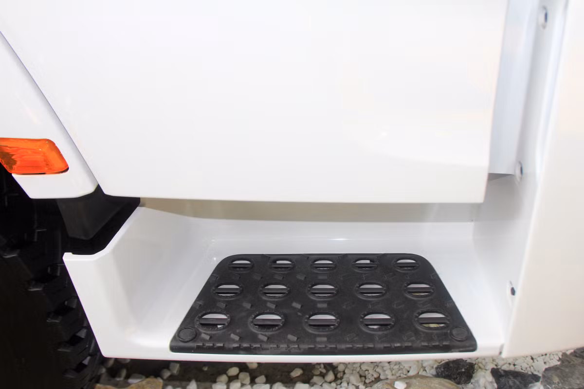 Bậc thang lên xuống của hiếc Xcient với một miếng đệm bằng nhựa màu đen với những lỗ tròn đối xứng với nhau.