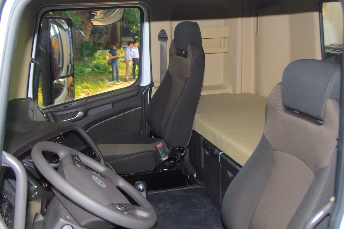 Nội thất khoang ca-bin của chiếc xe tải khá rộng rãi thiết kế đơn giản với một ghế lái, một ghế phụ và một hàng ghế dài phía sau có thể sử dụng như một chiếc giường nằm nghỉ.