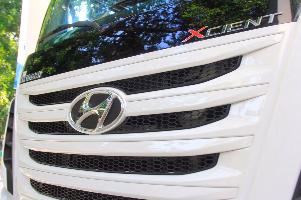 Bộ lưới tản nhiệt với các thanh ngang lớn xếp tầng với logo chữ "H" đặt ở chính giữa. Phía bên trong là tấm lưới dạng tổ ong được sơn màu đen tuyền mang đến sự cứng cáp và khỏe khoắn hơn cho xe.