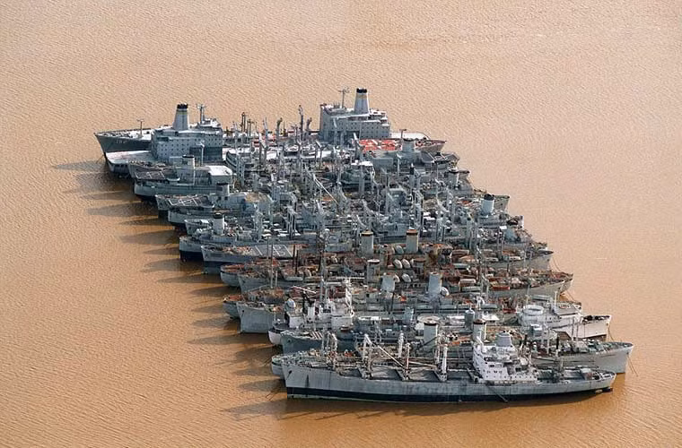  Hạm đội Dự trữ Quốc phòng Quốc gia (NDRF) của Mỹ được thành lập nhằm phục vụ việc vận chuyển trong Chiến tranh thế giới 2 giờ chỉ còn là những con tàu chiến lỗi thời, không còn khả năng hoạt động, xếp hàng dài, tạo thành khối kim loại khổng lồ trên mặt nước.