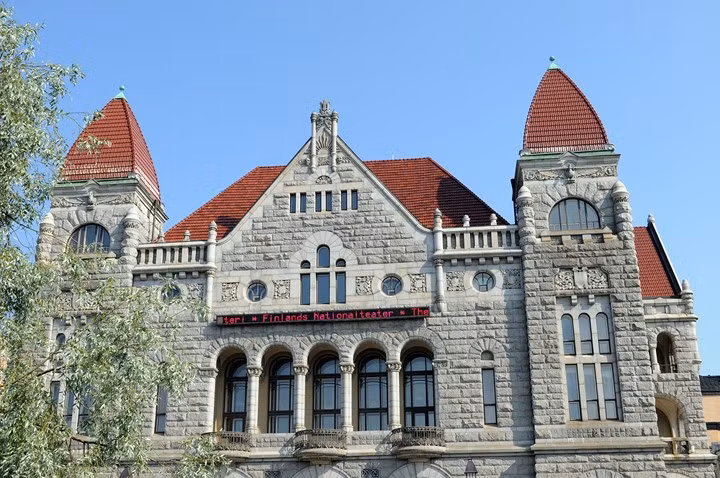 Rạp chiếu phim quốc gia, Helsinki, Phần Lan: Thành lập từ năm 1872 và nằm gần nhà ga xe lửa của thành phố, địa điểm này lưu truyền những câu chuyện ghê rợn về những hồn ma của những người từng chết ở đây.