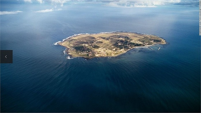 Trên hòn đảo này, Nelson và các bạn tù đã phải lao động khổ sai ở các mỏm đá vôi đầy nguy hiểm mà không có bất cứ thiết bị bảo vệ nào. Nhiều người trong số họ đã bị mù vĩnh viễn vì mắt bị bột đá bắn vào.