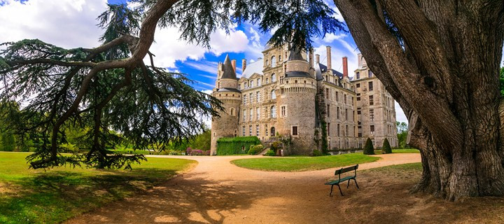 Chateau de Brissac, Loire Valley, Pháp: Là lâu đài cao nhất nước Pháp nhưng cũng là điểm đến đầy bí ẩn, Chateau de Brissac gây ám ảnh bởi những câu chuyện ma quái về tiếng khóc trong đêm và những cái chạm vô hình kỳ lạ.