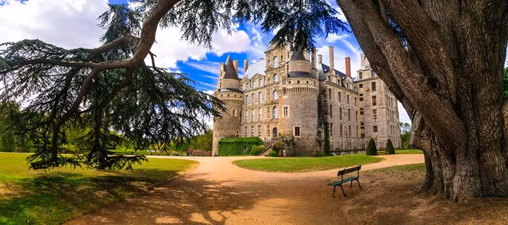 Chateau de Brissac, Loire Valley, Pháp: Là lâu đài cao nhất nước Pháp nhưng cũng là điểm đến đầy bí ẩn, Chateau de Brissac gây ám ảnh bởi những câu chuyện ma quái về tiếng khóc trong đêm và những cái chạm vô hình kỳ lạ.