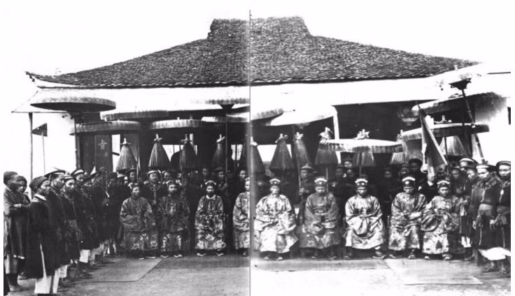 Hội đồng giám khảo tại một trường thi.