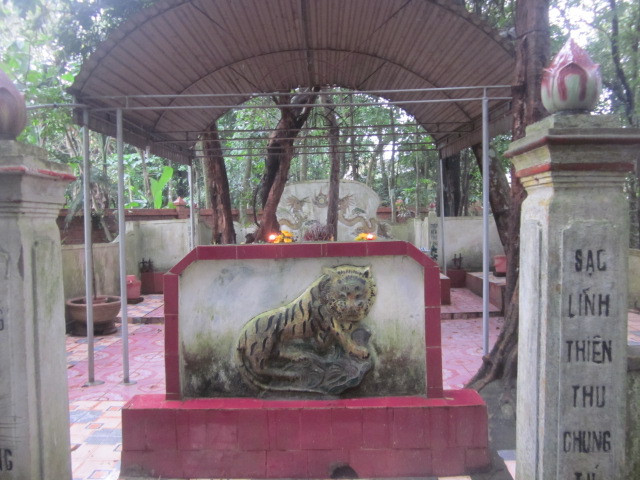 Khuôn viên xung quanh đền thờ "ngài đá".