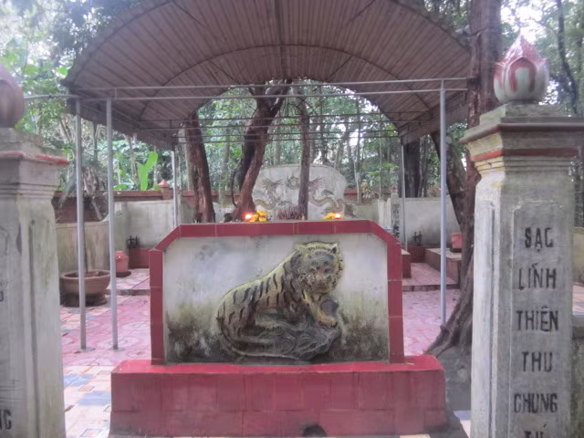 Khuôn viên xung quanh đền thờ "ngài đá".