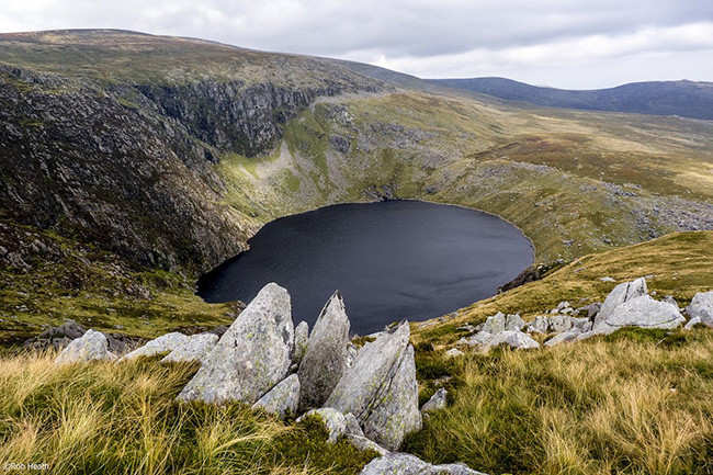 Xứ Wales: Hồ chứa Llyn Dulyn ở Vườn Quốc gia Snowdonia, xứ Wales được miêu tả là "thiên anh hùng ca", bởi vẻ đẹp lung linh của nó. Đây là điểm nhấn khiến độc giả Rough Guides nhớ đến cái tên xứ Wales khi bình chọn.