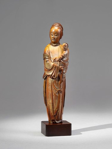 Tượng người phụ nữ bế con làm bằng ngà voi.