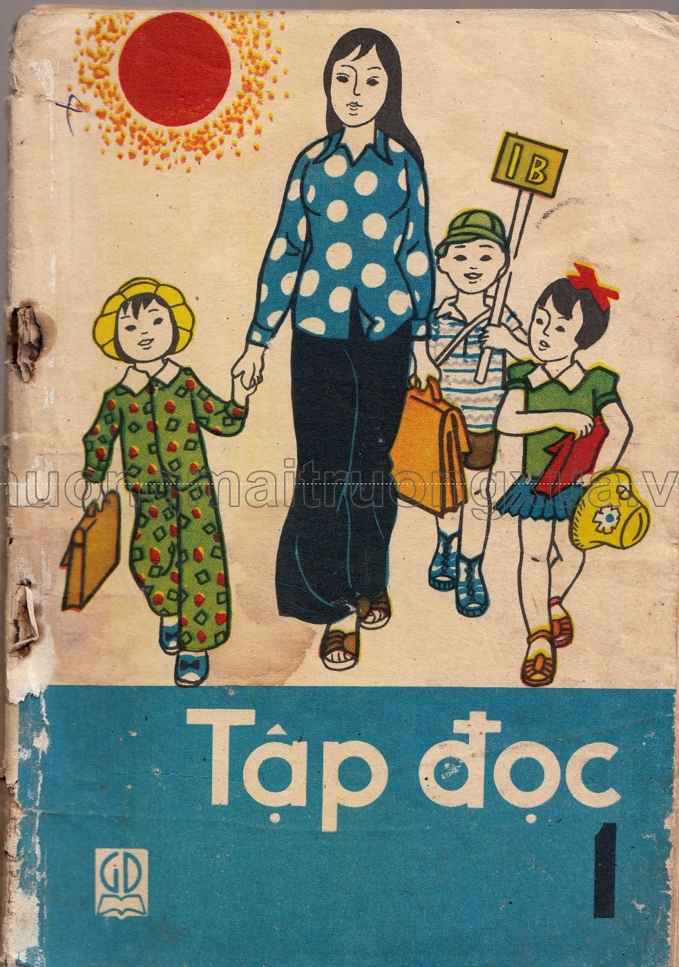 Giai đoạn 1981 đến trước 2002, sách Tiếng Việt trải qua một số thay đổi, như: Nhập hai bộ sách Văn và Tiếng Việt tiểu học làm một; viết lại quyển Tiếng Việt 1; sửa đổi, bổ sung một số nội dung liên quan đến những thay đổi về chính trị - xã hội. Tuy nhiên, nội dung vẫn thống nhất theo chương trình cải cách giáo dục từ năm 1979. Mục tiêu đầu tiên trong cuộc cải cách năm 1979 được ghi rất rõ: "Làm tốt việc chăm sóc và giáo dục thế hệ trẻ ngay từ thuở ấu thơ". Ảnh: Sách Tập đọc lớp 1, NXB Giáo dục ấn hành năm 1985.