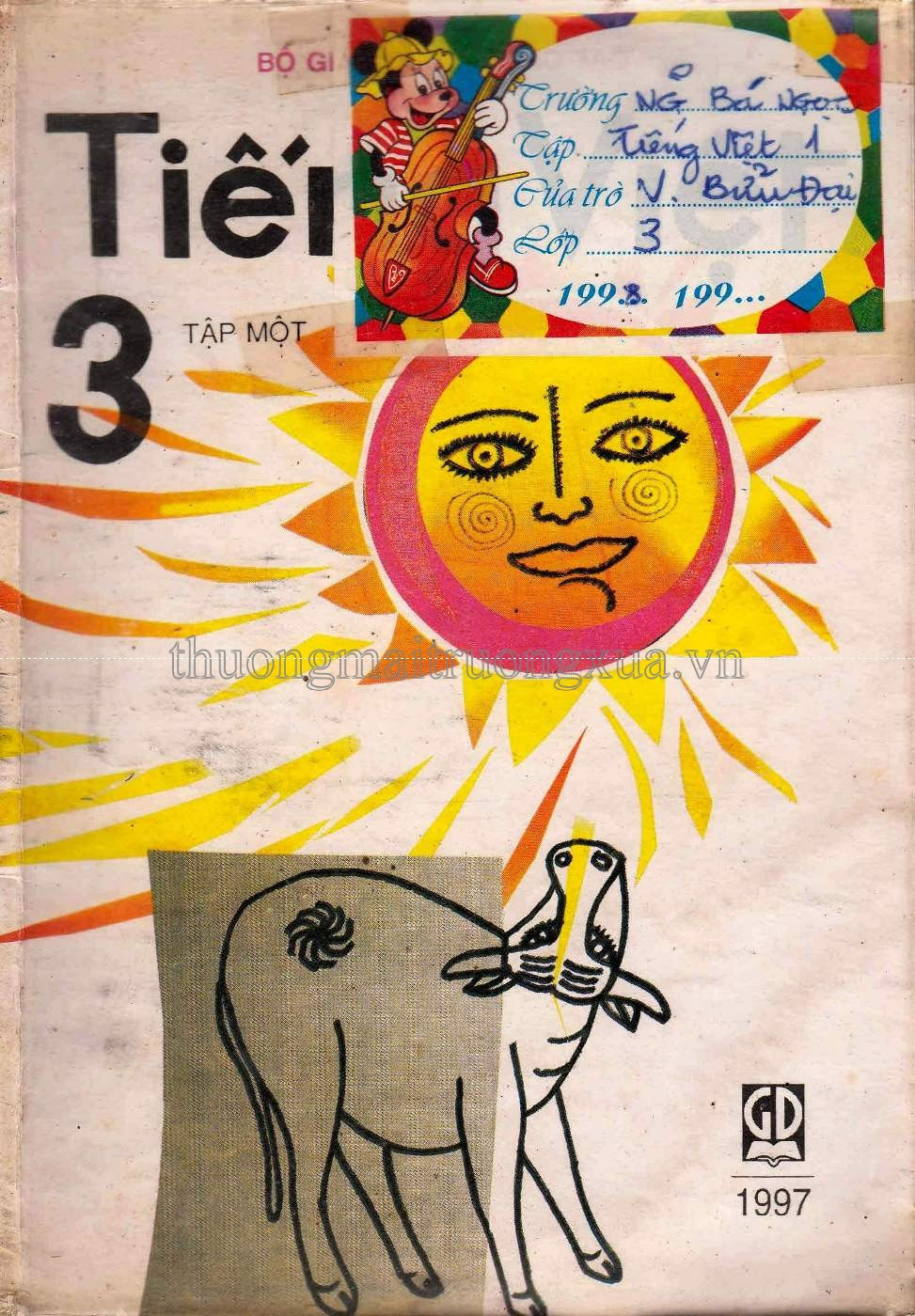 Nhiều người vẫn nghĩ việc thay đổi sách giáo khoa là xuất bản cả bộ sách mới trong cùng thời điểm. Theo ông Nguyễn Quốc Vương, chuyên gia nghiên cứu lịch sử giáo dục, thực tế sách thường được làm theo kiểu "cuốn chiếu". Viết xong cho lớp 1 rồi mới viết tiếp lớp 2. Đó là lý do khiến thời gian xuất bản của từng cuốn sách luôn rải rác trong nhiều năm chứ không thống nhất. Ảnh: Sách Tiếng Việt lớp 3, tập 1, NXB Giáo dục ấn hành năm 1997.