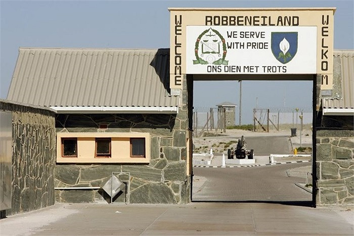 Tấm biển chào đón du khách thăm quan đảo Robben nằm cách bờ beiern Bloubergstrand, thành phố Cape Town của Nam Phi 9,6 km.