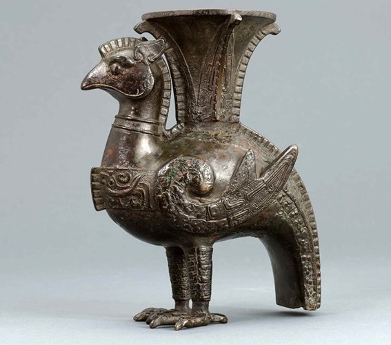 Chung rượu hình chim phượng hoàng bằng đồng.