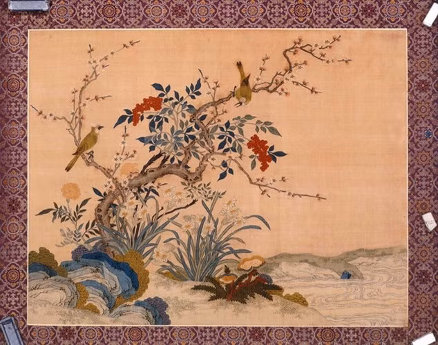 Ngoài các cổ vật thời nhà Minh, đáng chú ý còn có bức tranh thêu trên lụa thời vua Càn Long (1736-1795)./.