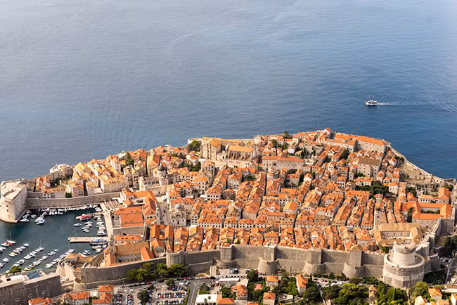 Croatia: Các ngôi nhà nhỏ bằng đất nung với mái đỏ au tại các khu du lịch của Croatia như Dubrovnik và Split nằm sát bên bãi biển xanh thẳm Adriatic khiến cho đất nước xinh đẹp này cũng giành được sự tín nhiệm của du khách và được 1 phiếu bầu vào top 20.